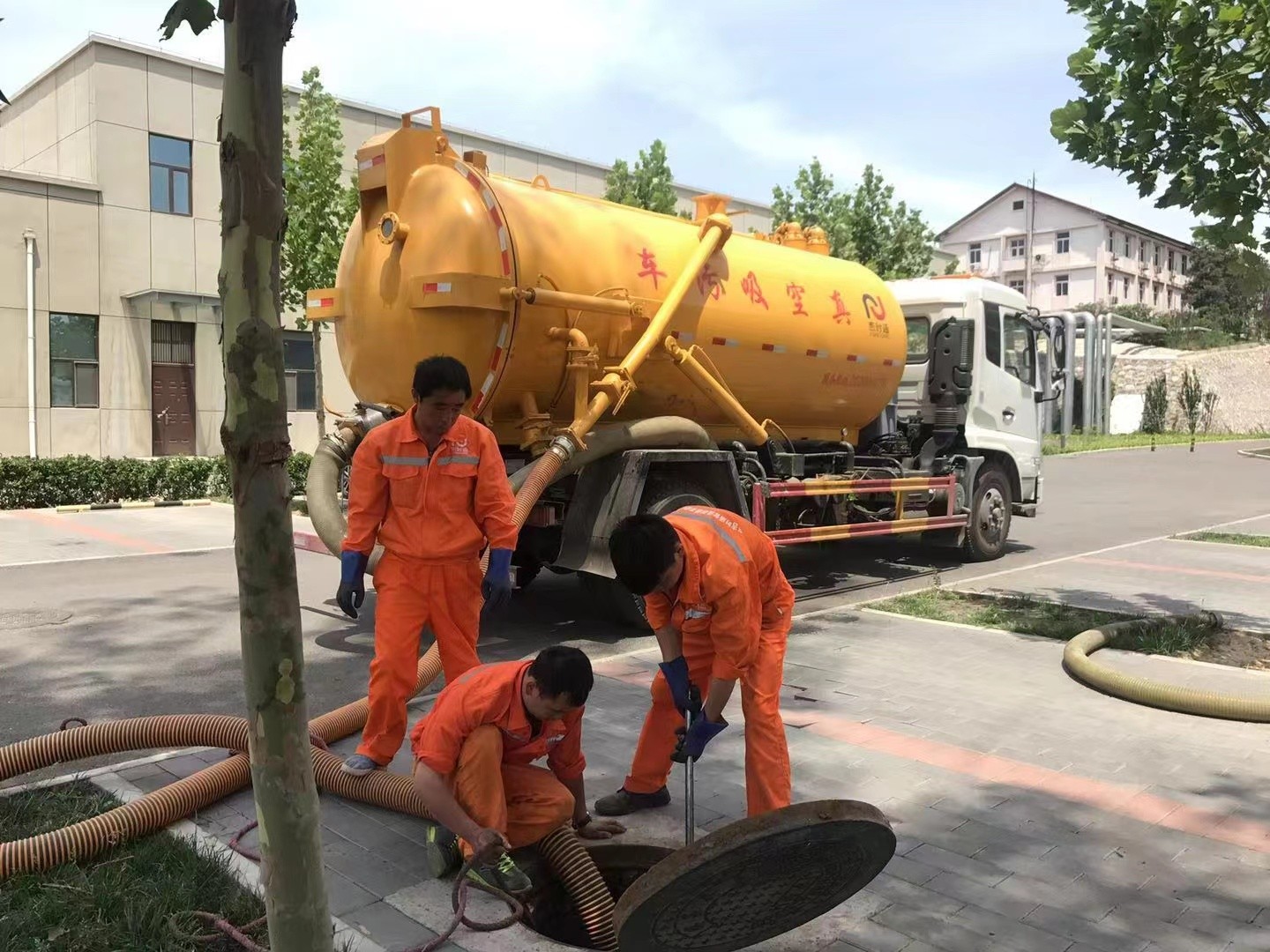 湘桥管道疏通车停在窨井附近