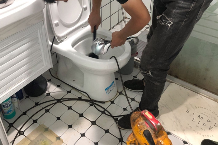 湘桥马桶堵塞自己疏通还是找师傅?专业上门服务让你省时更省心